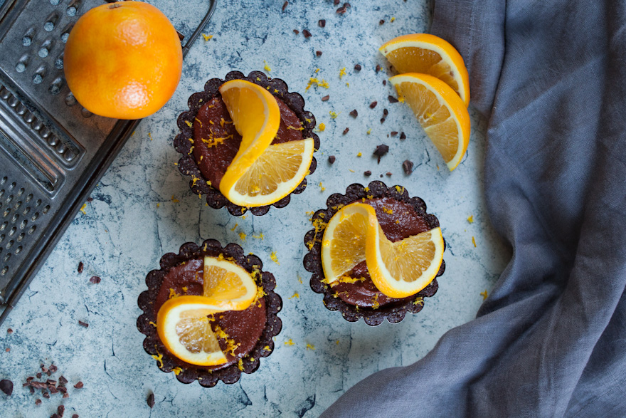 Raw Vegan Chocolate Orange Tarts | A healthy, easy dessert recipe perfect for holiday parties | gluten-free and oil-free | can be made nut-free as well