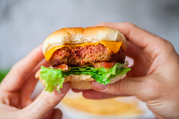 AMAZING Vegan In-N-Out Style Burger with homemade sauce| A simple delicious recipe for lunch or dinner | Easy, fast & gluten-free