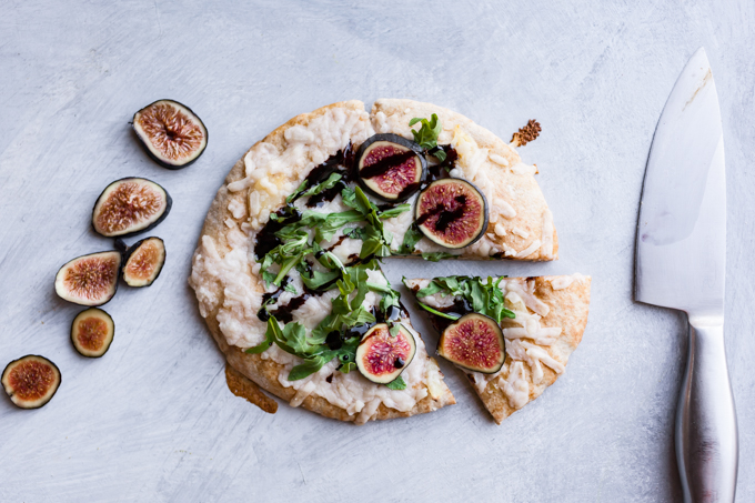 EASY vegan roasted garlic pizza with arugula & figs! Made with pita, perfect for a fast plant-based weeknight meal or appetizer!