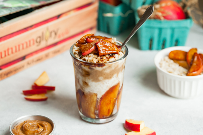DELICIOUS apple pie oatmeal jars with peanut butter caramel! Simple, easy, healthy and perfect for meal prep! #vegan #breakfast #mealprep