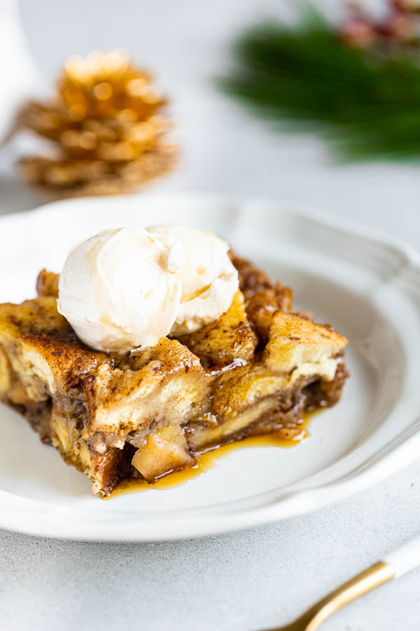 Wake up to the delicious flavors of apple pie and French toast with this Vegan Baked Apple Pie French Toast recipe! It's a make-ahead, plant-based breakfast or brunch dish that is perfect for busy holiday mornings. Simply mix up the ingredients the night before, refrigerate, and bake in the morning for a tasty and impressive breakfast that will impress vegans and non-vegans alike. #vegan #plantbased #brunch #breakfast #applepie #frenchtoast #overnight #holiday